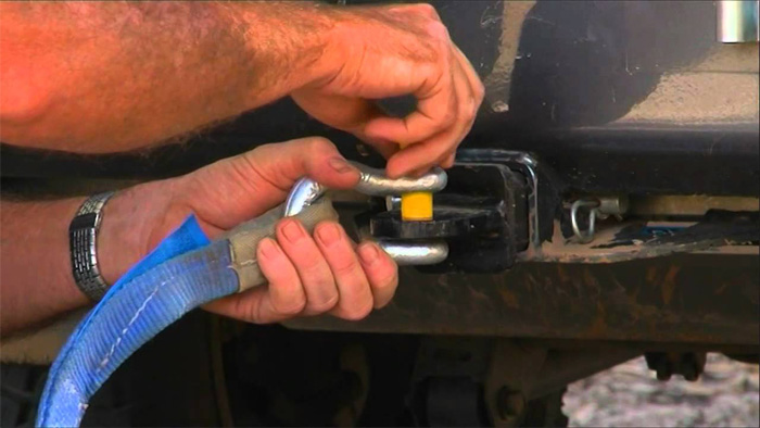 Differences Between a Tow Strap and Recovery Strap