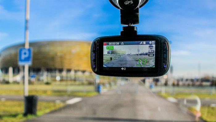 Dash Cam vs. Mirror Cam - An Overall Comparison